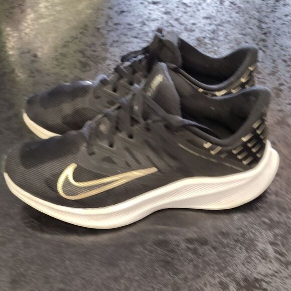 Nike Men's Black and Gold Athletic Shoes - Picture 3 of 5
